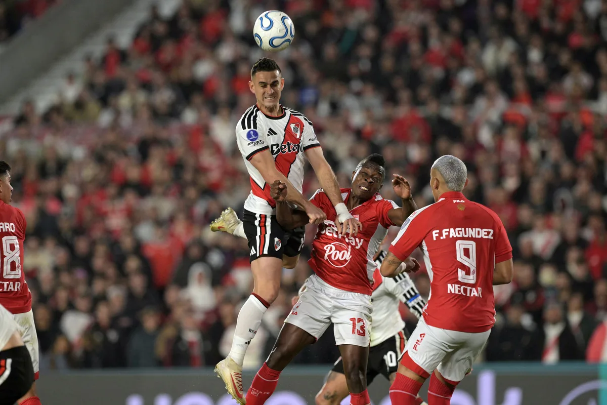 El colombiano Rafael Santos Borré falló su penal en el River vs. Santa Fe por la Sudamericana, y así lo calificó la prensa argentina: “Imposible de explicar”