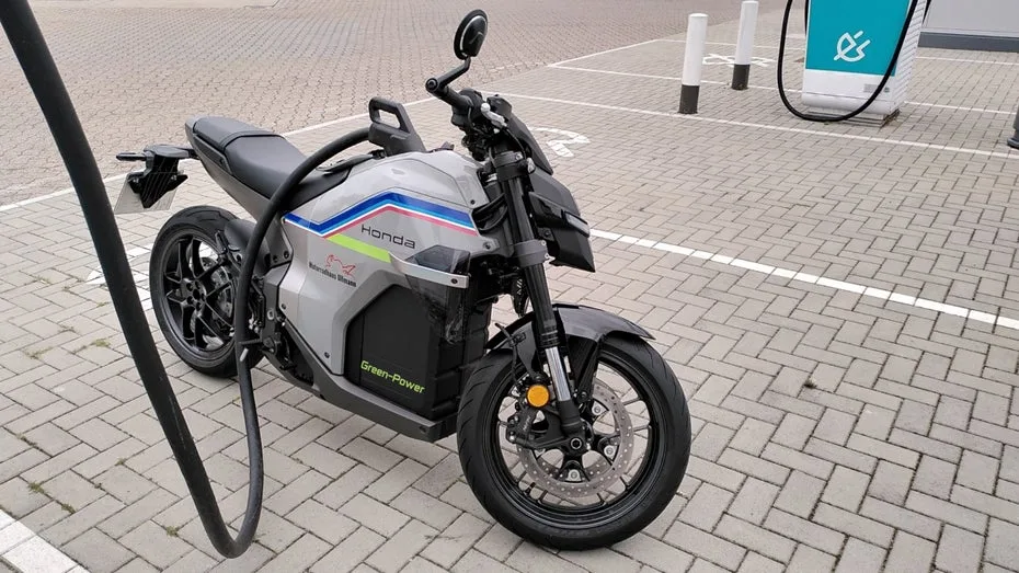 Honda WN7 im Test: Süßes E-Motorrad mit 15.000-Euro-Preisschild und einem großen Problem
