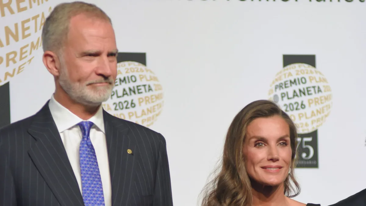 Juan Avellaneda, diseñador, sobre el nuevo vestido de la reina Letizia con escote fantasía: “El look es un 9,5”