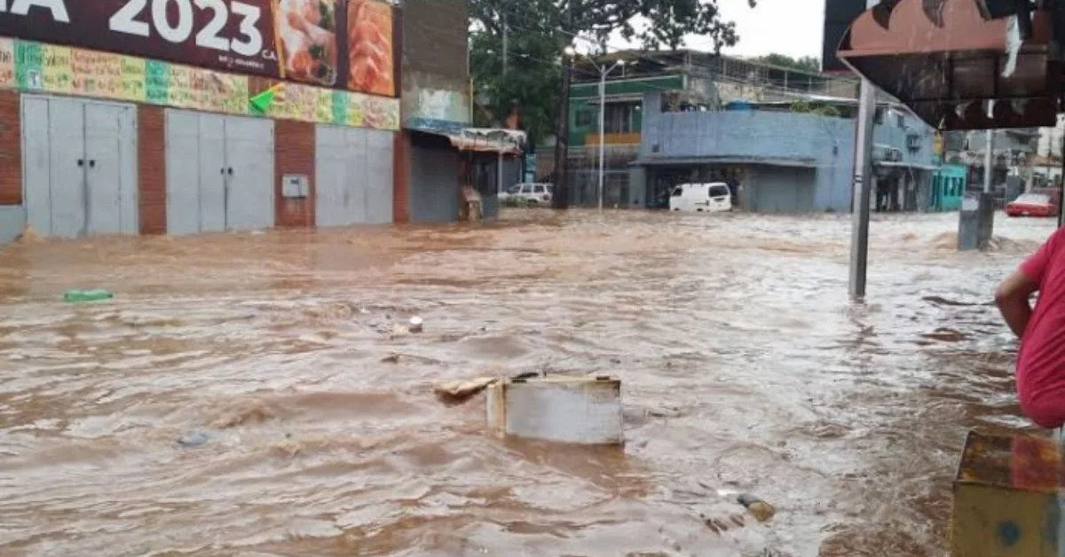 Colapso de paredes, inundaciones y desalojos: lluvias dejan estragos en Caracas
