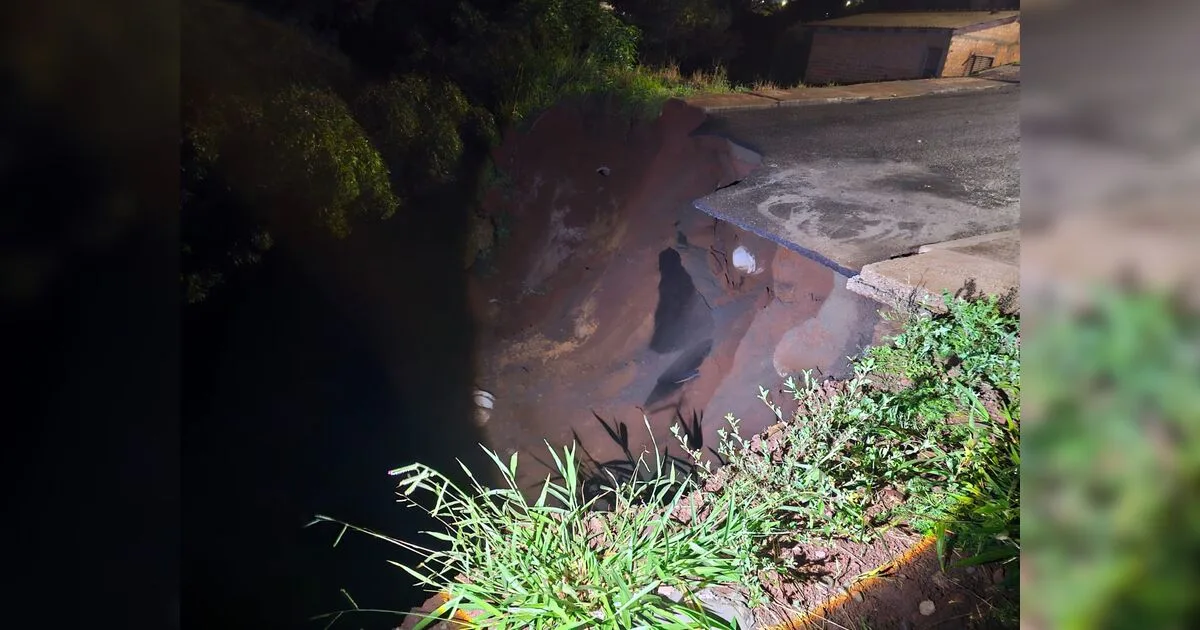 Cratera se abre em rua de Mauá da Serra e deixa família desalojada após temporal