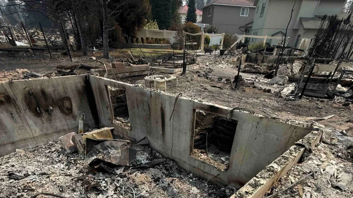Família de 7 começa a mudança para a casa nova, mas 7 horas depois precisa fugir o mais rápido possível de incêndio e vê tudo que acabou de levar ser destruído pelas chamas