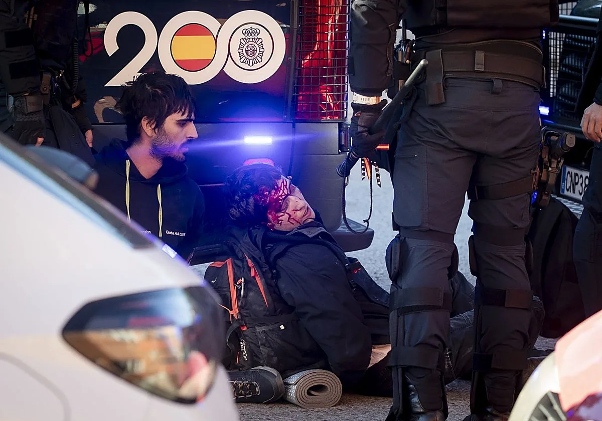 El delegado del Gobierno pide explicaciones al jefe de la Policía por las cargas en la Complutense