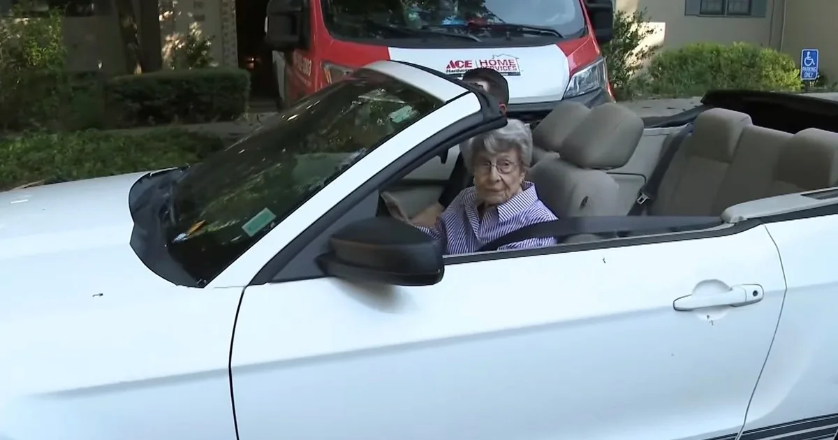 Cumplió 100 años, recorrió todos los estados de EE.UU. y todavía maneja su Mustang blanco por Atlanta: “No me preocupo por las cosas, así que, cuando suceden, no puedo cambiarlas”