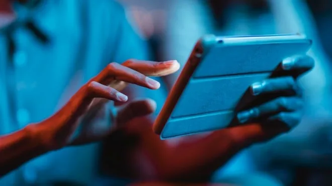 Seu celular já usa IA para escrever por você: como identificar conteúdos gerados artificialmente