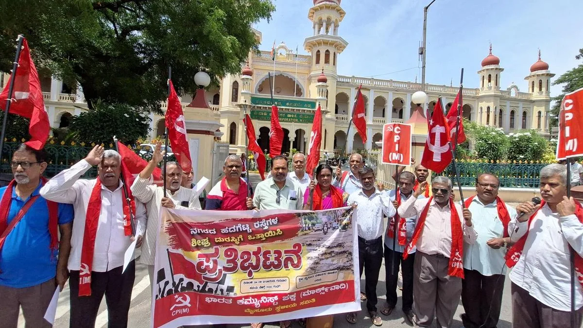 Protest over deplorable condition of roads in Mysuru