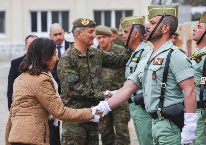 Defensa insta al mando militar a investigar conductas violentas y manifestaciones ultras de los soldados