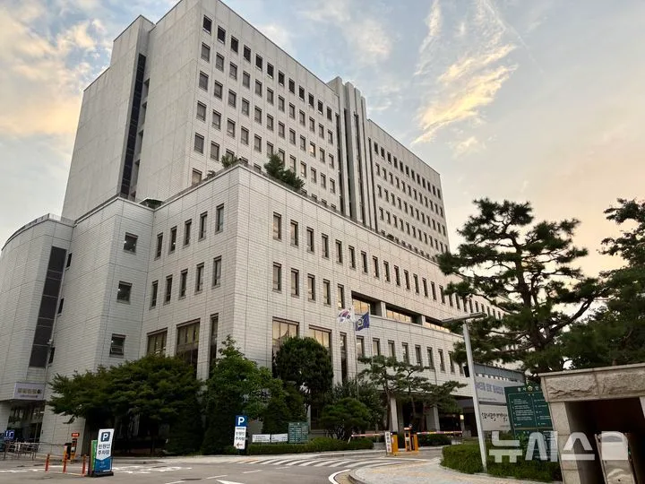 ‘010 번호 변작기’ 설치해 피싱 가담…20대 2명, 징역 5년 구형
