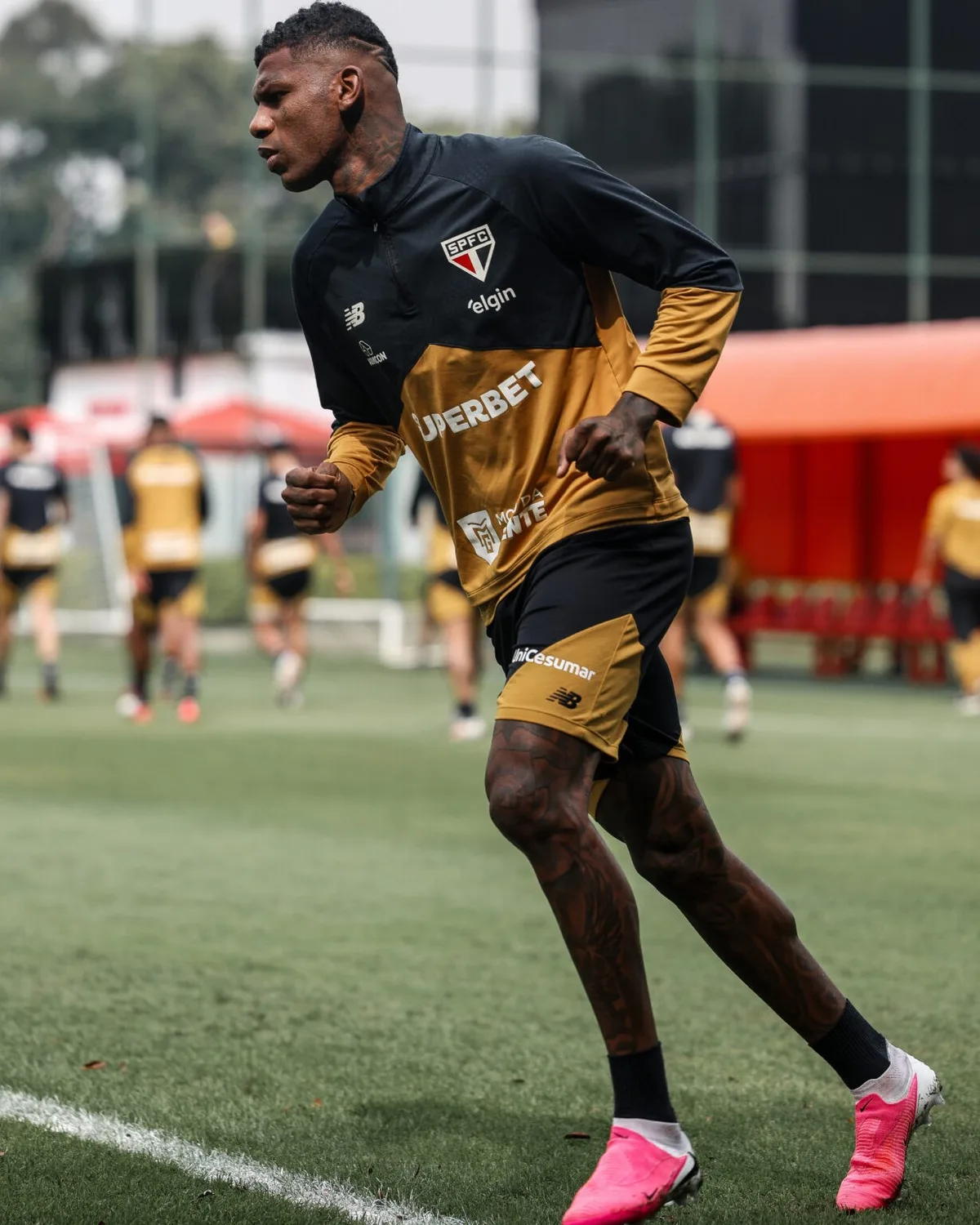 Arboleda treina com o elenco do São Paulo; Calleri ainda é dúvida