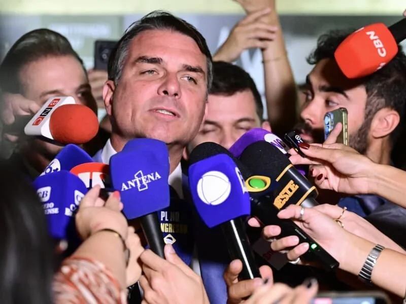 Moraes "não tem condições de permanecer no STF", diz Flávio Bolsonaro