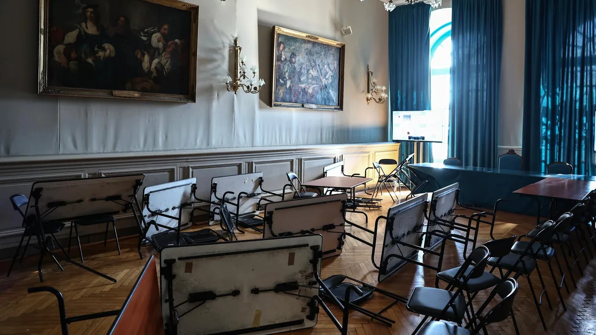 17 octobre : à Marseille, des manifestants forcent l’entrée de la mairie et saccagent le hall