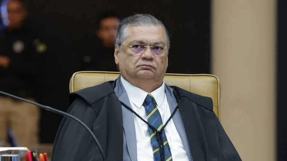 Dino cobra Ministério da Saúde após silêncio sobre irregularidades em emendas