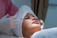 Cirurgia facial cresce após boom da harmonização e exige escolha cuidadosa