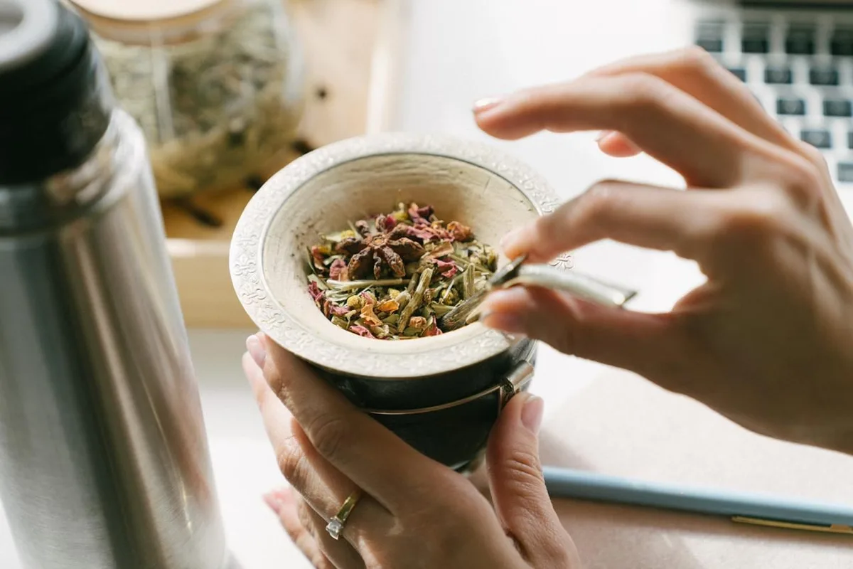 La planta que se agrega al mate y se usa para aliviar molestias digestivas