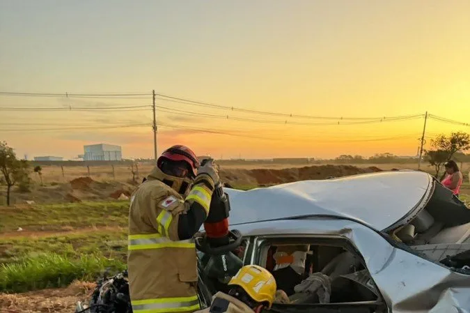 Três pessoas morrem em acidente envolvendo quatro veículos na MGC-452