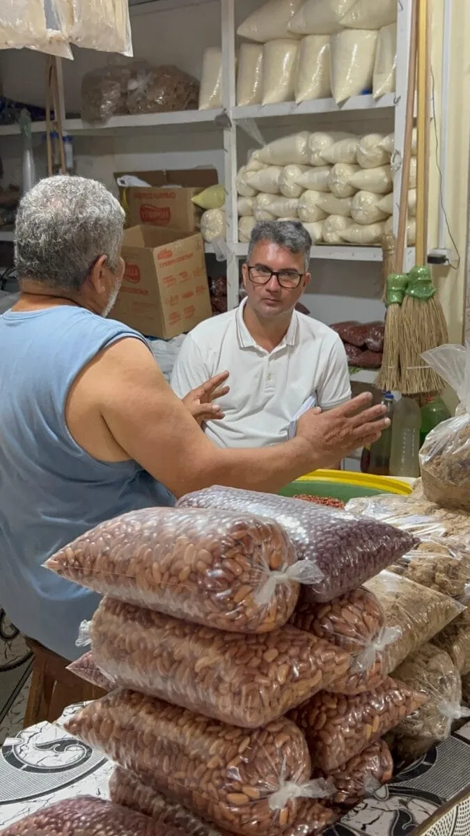 No primeiro dia útil de campanha, Adonis percorre centro de Cruzeiro do Sul