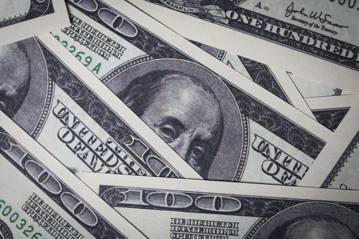 Dólar cai com petróleo estável, mas em nível alto, a US$ 94 por barril