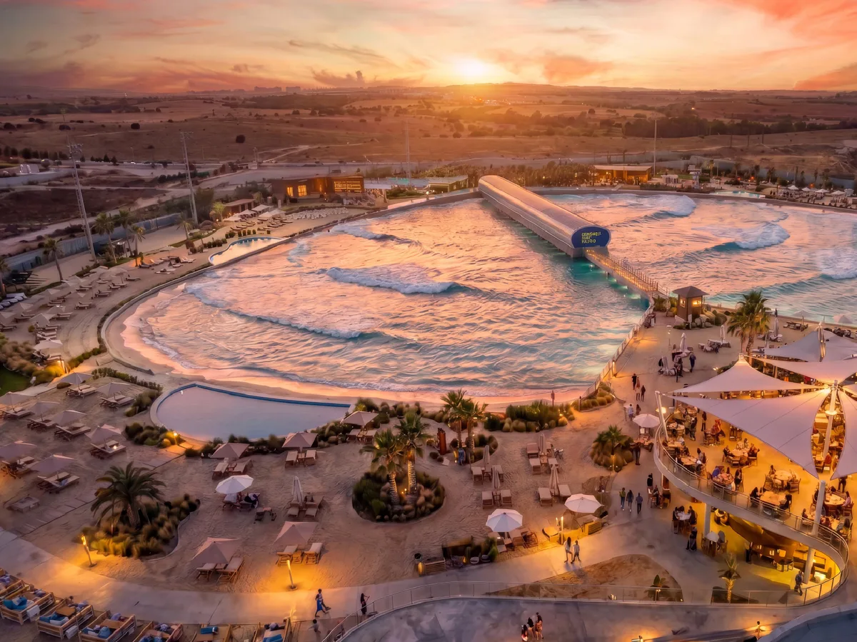 La piscina de olas más grande de Europa lleva la discordia a un distrito de Madrid: “Es un despropósito”