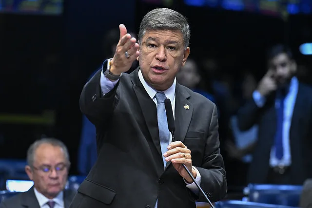Oposição aciona STF e cobra depoimento de Lulinha após revelação de mensagens