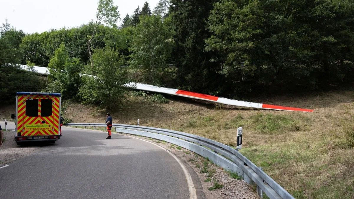 Unfälle: Windrad-Rotorblatt stürzt auf Transportfahrzeuge