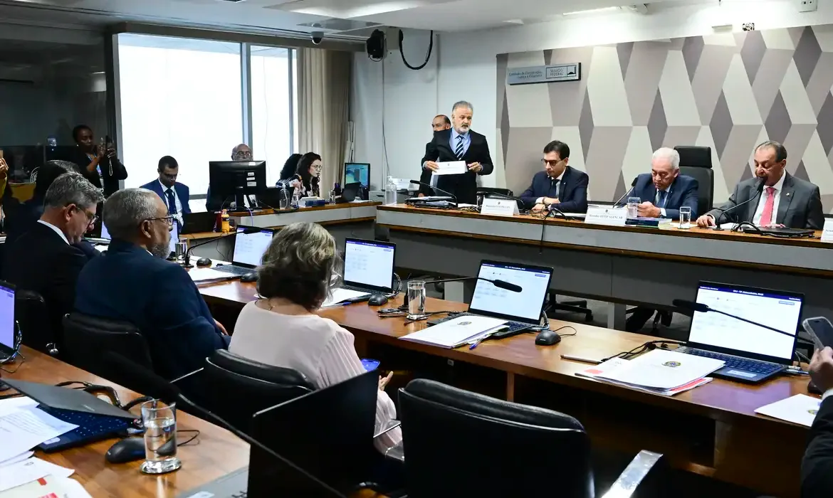 CCJ conclui votação e aprova PEC que acaba com jornada 6×1