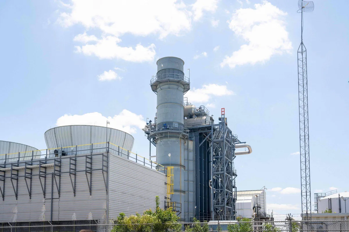 IA impulsionará mais a produção de petróleo e gás do que a energia limpa, aponta relatório