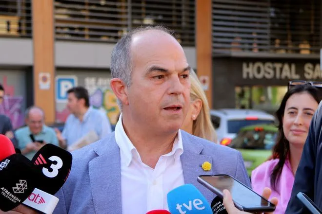 Junts acusa a Sánchez y a Feijóo de venir a Catalunya a "hacer teatro" para sus "batallas"