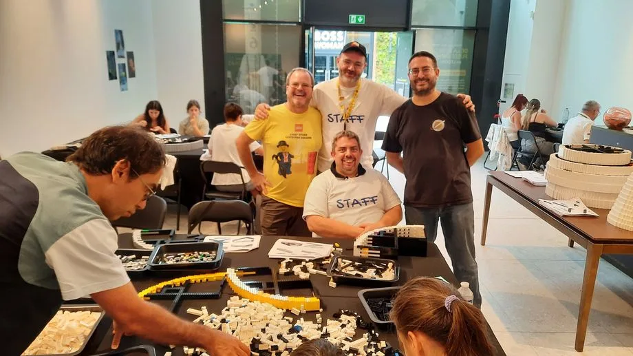 Près de Vernon, ils construisent la plus grande fusée du monde en Lego®