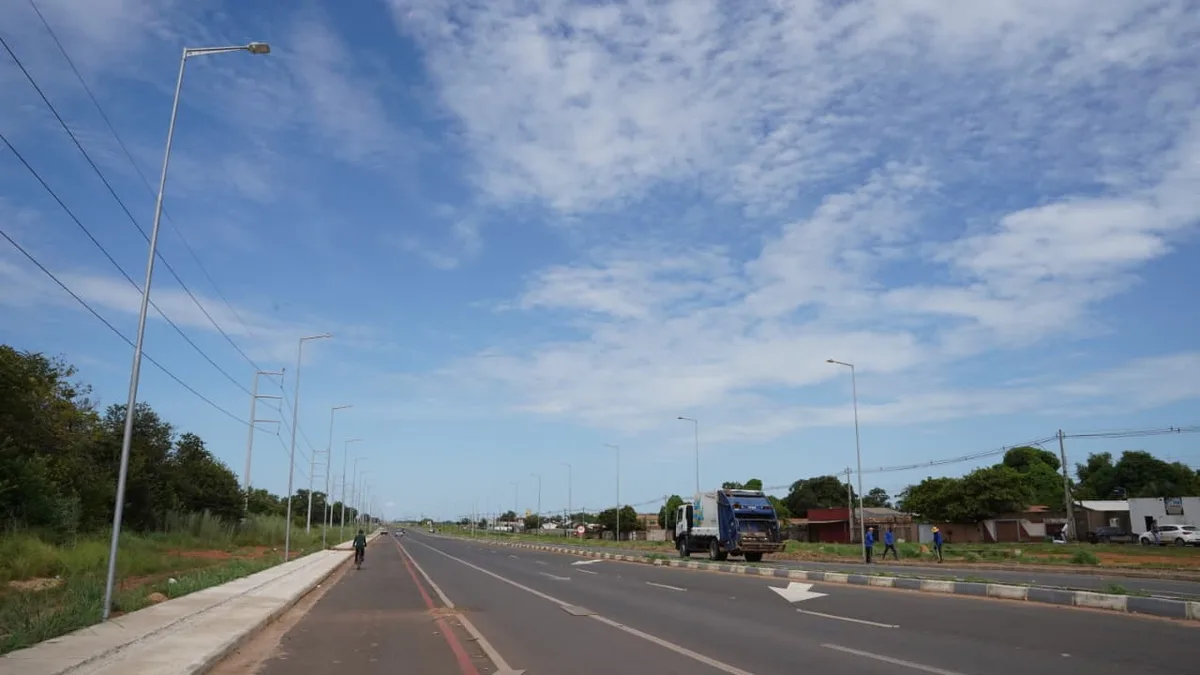 Caminhonete bate em barranco e é abandonada às margens da RR-205