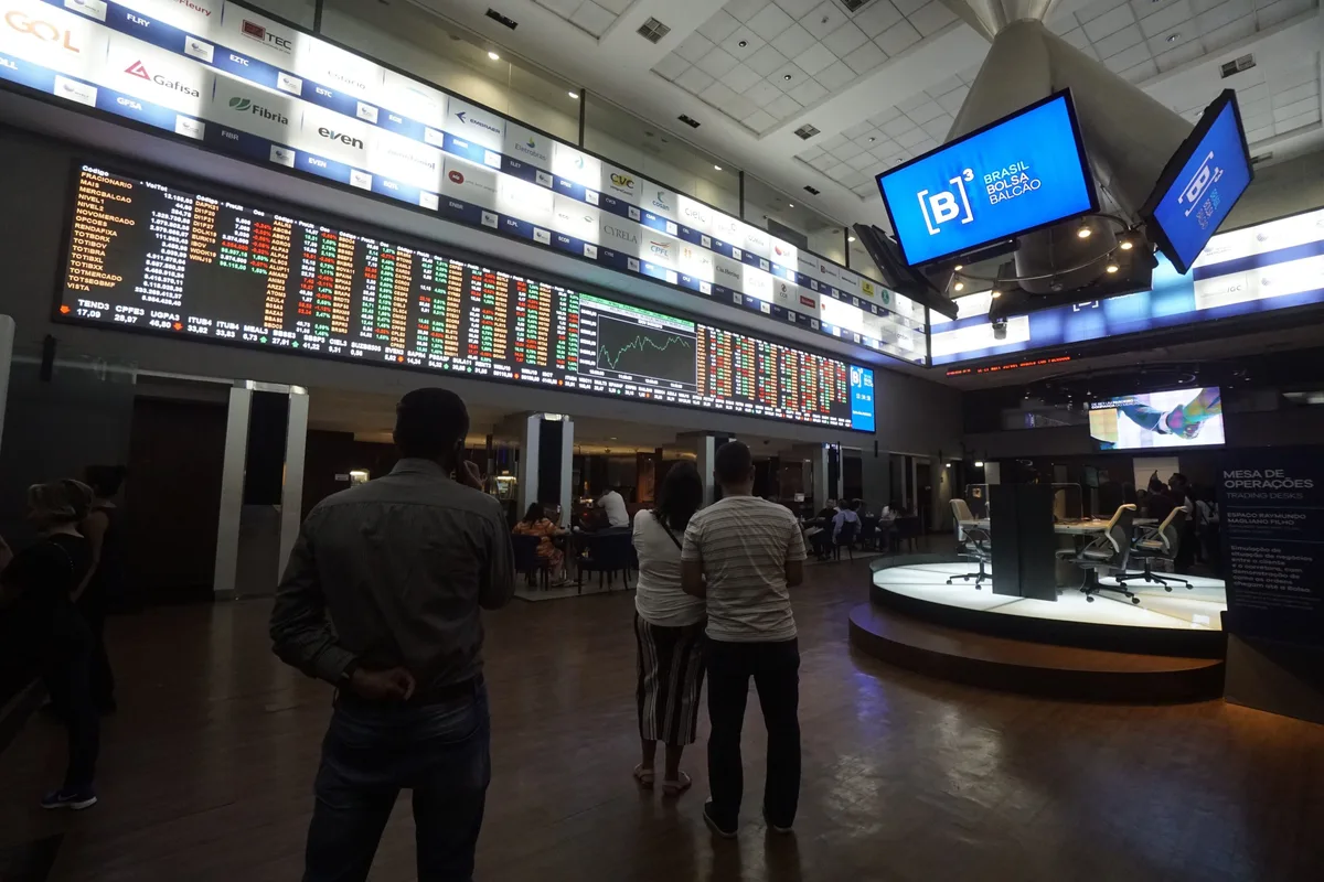 Ibovespa sobe e tenta recuperar perdas em meio à alta do petróleo e tensão entre EUA e Irã