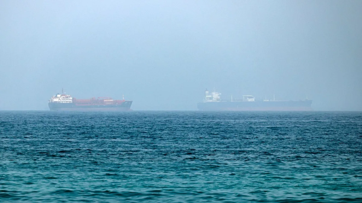 Varios proyectiles impactan contra un buque frente a Qatar, según una agencia británica