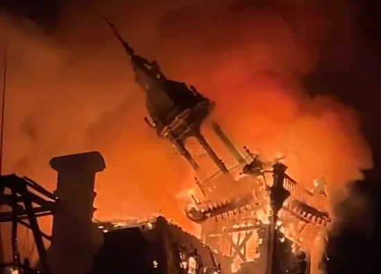 El impactante incendio de un edificio municipal de 143 años en las protestas en Francia