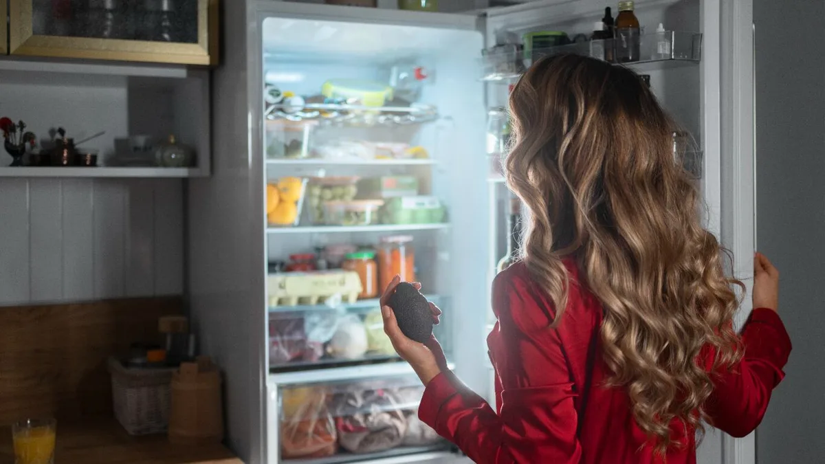 Ni estantes de melamina ni madera: el invento del 2026 para la cocina que aprovecha un lugar clave sobre la mesada