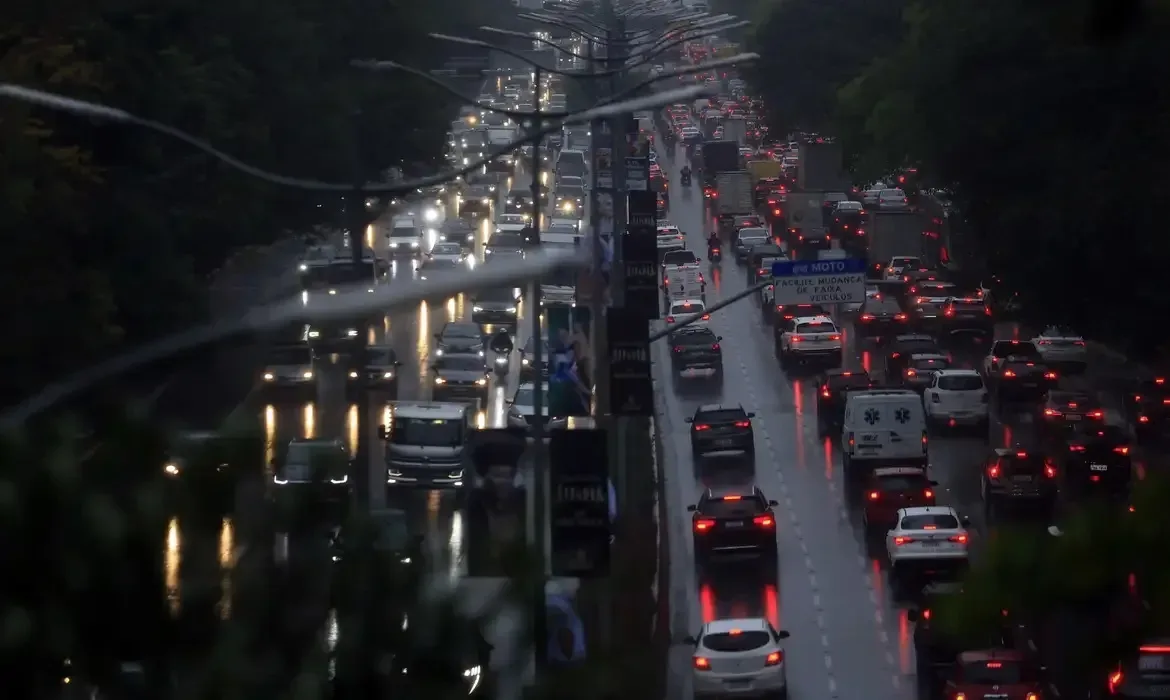 Chuva alaga ruas do centro e deixa um morto na zona norte de São Paulo