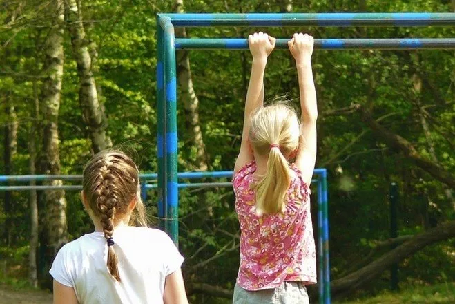 Treina, estuda e ‘trabalha’: o caso da menina de 7 anos autorizada a ser influenciadora