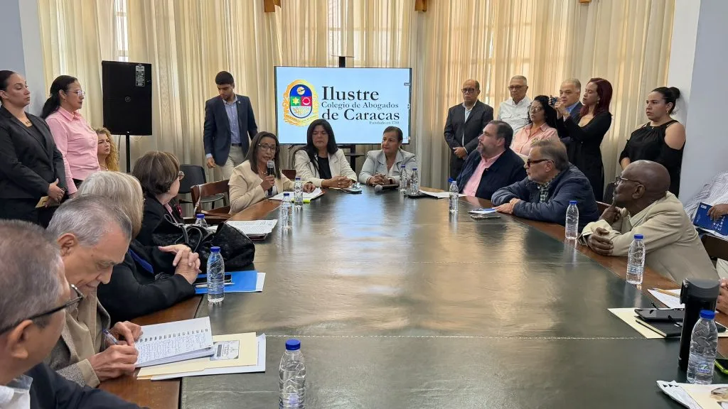 Abogados y delegación opositora en el diálogo discuten la reforma judicial