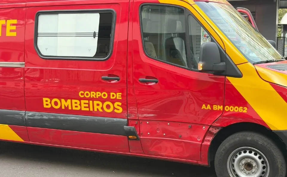 Susto! Ambulância dos Bombeiros se envolve em acidente no Batel enquanto seguia para atender outra ocorrência
