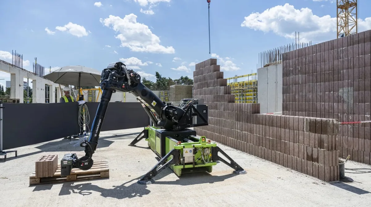 Pesa 2.500 kilos, levanta ladrillos de 52 kg y construye 10 m² por hora: el robot que trabaja en 371 departamentos