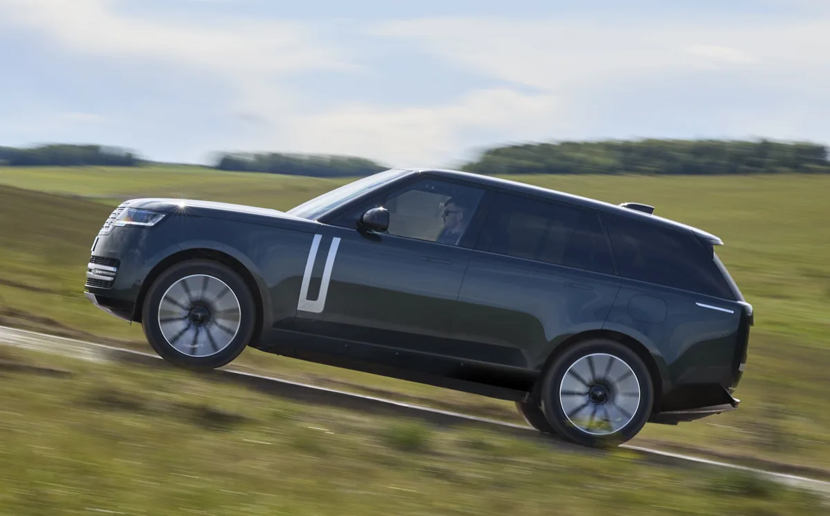 Range Rover presentó su primer modelo eléctrico: 550 CV, 600 km de autonomía y capacidad todoterreno