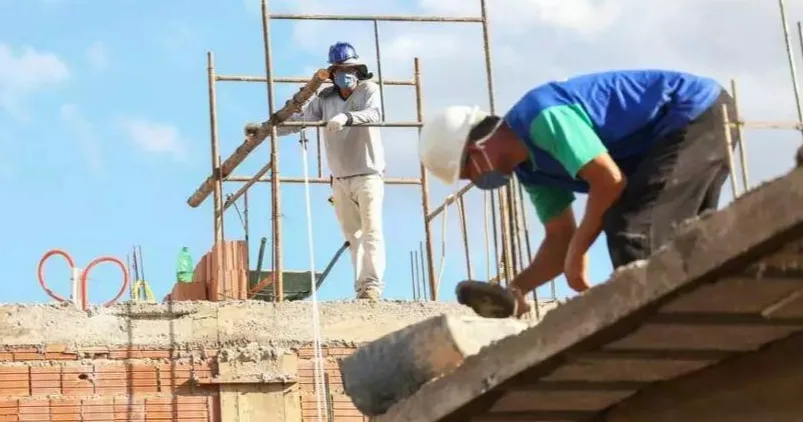Tem vaga, mas até servente de pedreiro está difícil de achar na construção civil