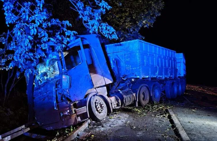 Ao desviar de árvore caída, motorista bate carreta em outra na BR-262