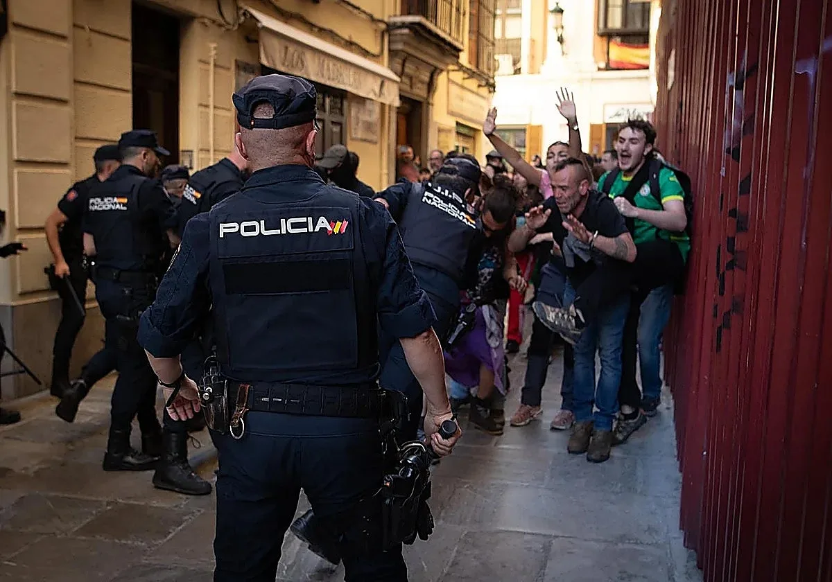 Archivan una denuncia contra Vox por el uso de armas ilegales antes de un mitin en Granada