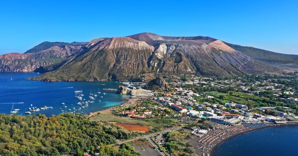 Secretos, dioses y buena comida: las islas de Italia que enamoran con sus playas y volcanes