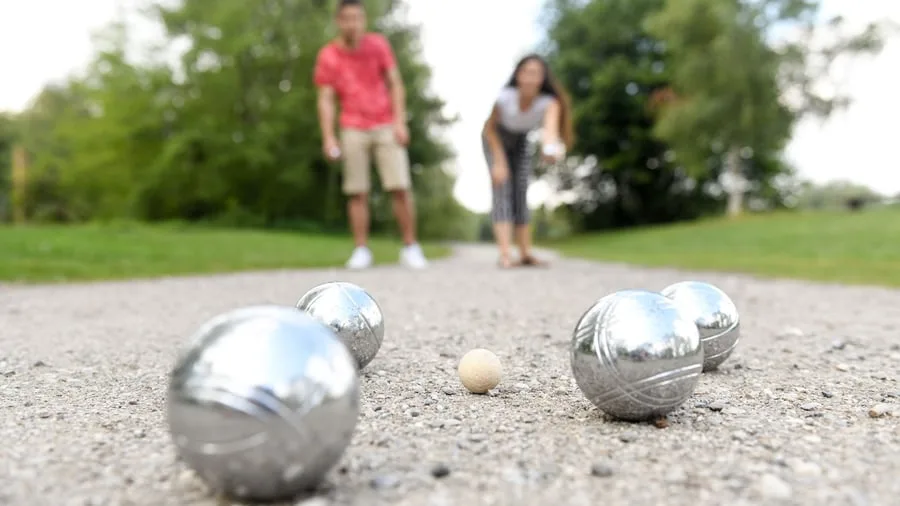 Beliebte Freizeitaktivität: Was Boule spielen für die Gesundheit bringt