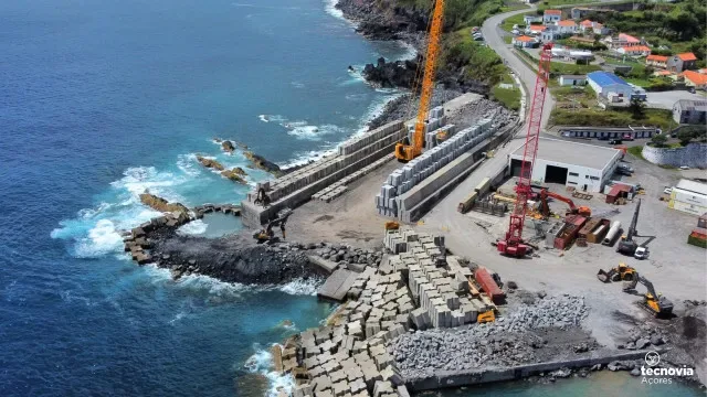 "Maior investimento marítimo-portuário dos Açores" já arrancou. As fotos