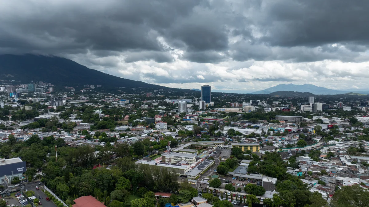 Onda tropical traerá lluvias y tormentas a gran parte de El Salvador este jueves