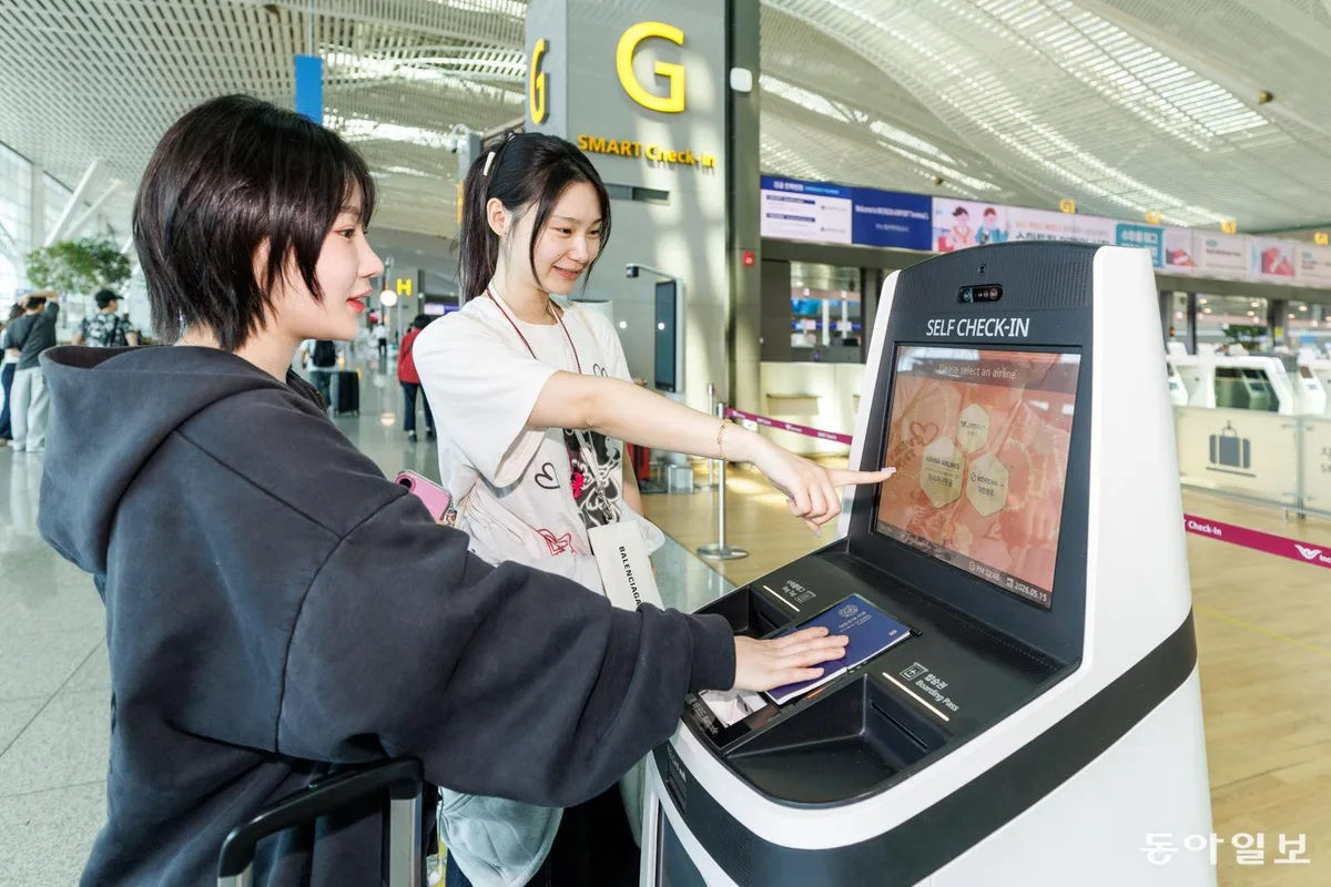 셀프체크인 로봇이 터미널 누비는 인천국제공항