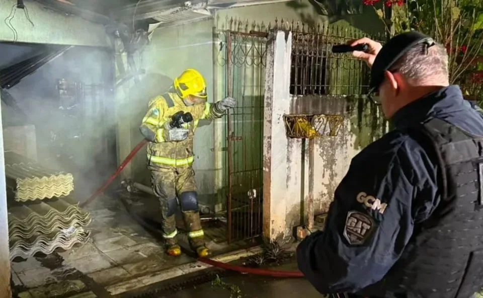 Incêndio atinge casa, deixa morador ferido e cachorrinha é resgatada em segurança em Ponta Grossa