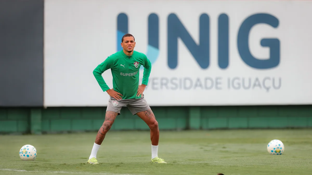Lateral Jhonny volta de empréstimo do América-MG e participa de treino do Fluminense na Data Fifa