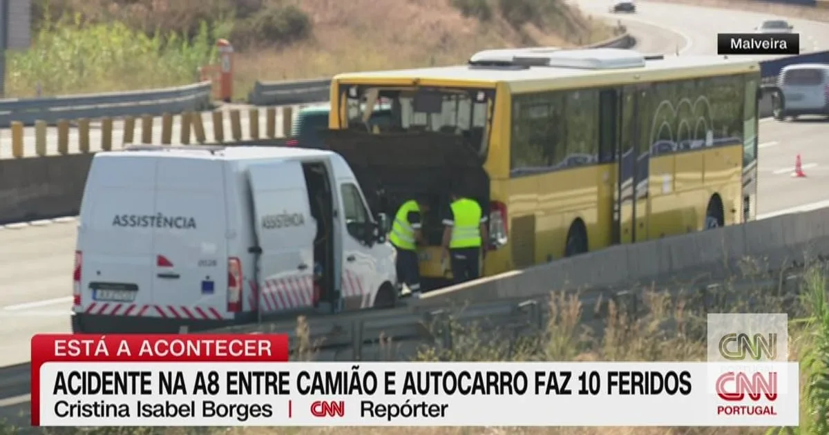 Camião bate na traseira de autocarro: 10 feridos